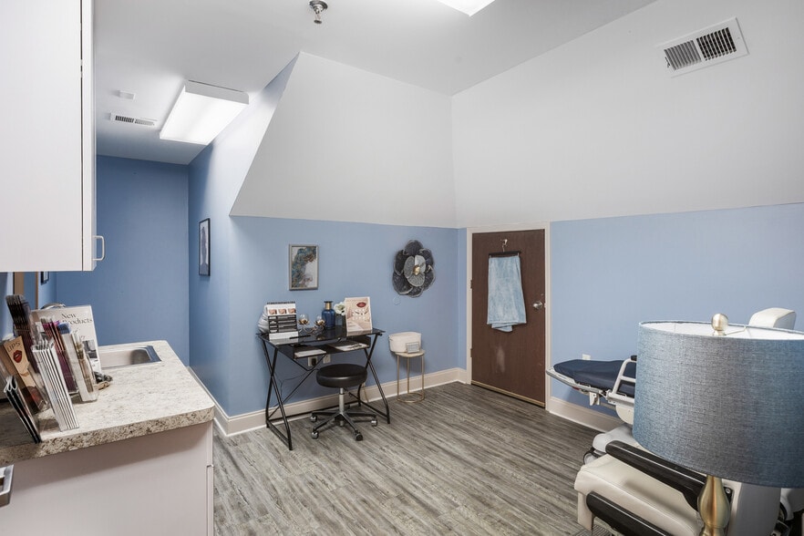 More Photos Of 1100-1108 Hospital Dr, Stockbridge Medical For Lease