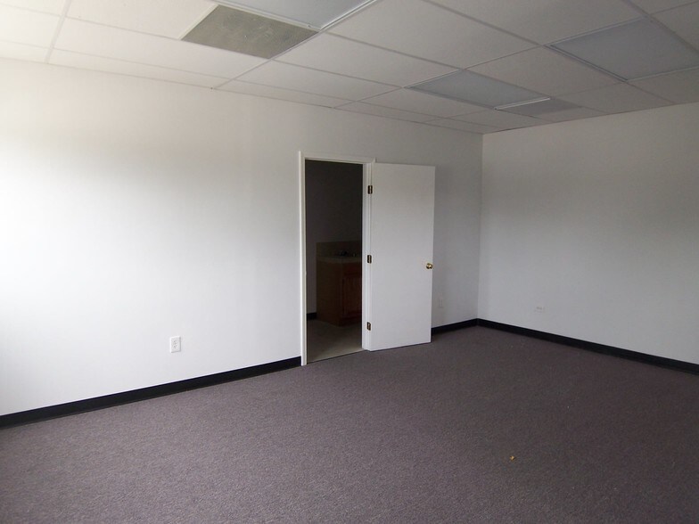 More Photos Of 1942 Williams Blvd, Kenner Office For Sale