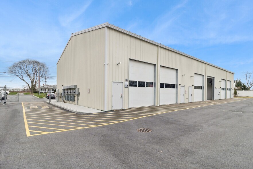 More Photos Of 313 Edwards Ave, Calverton Distribution For Lease