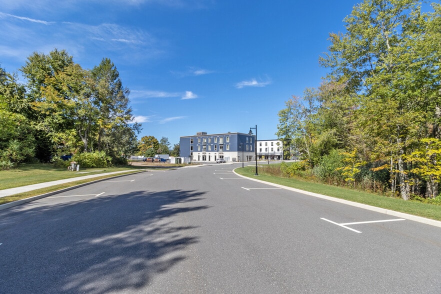 More Photos Of 11 Edgewater Cir, East Hampton Office For Lease