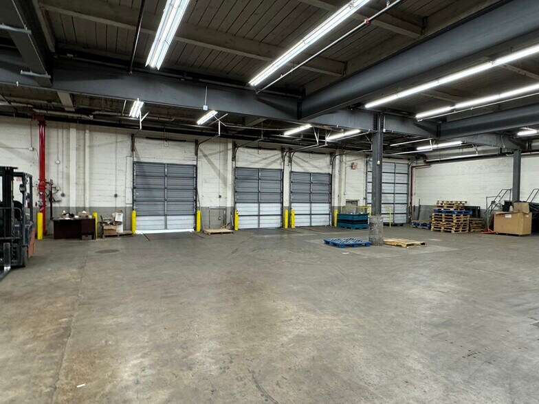 More Photos Of 525 Main St, Belleville Distribution For Lease