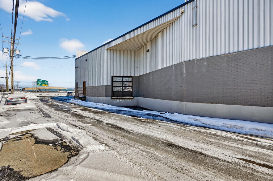 More Photos Of 2095 Rue Frank-Carrel, Québec Industrial For Sale