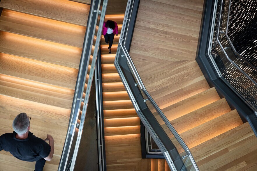 More Photos Of 901 W Walnut Hill Ln, Irving Office For Lease