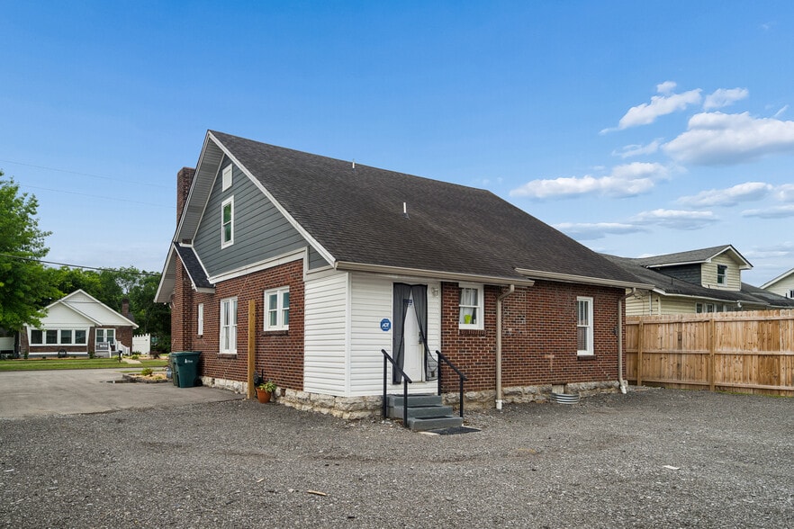 More Photos Of 207 University Ave, Lebanon Office For Sale