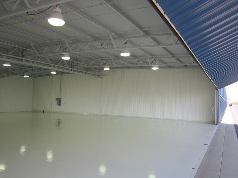 More Photos Of 6891 N Glen Harbor Blvd, Glendale Airplane Hangar For Sale