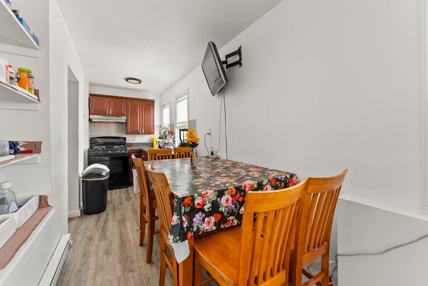 More Photos Of 204 Parkhurst St, Newark Apartments For Sale