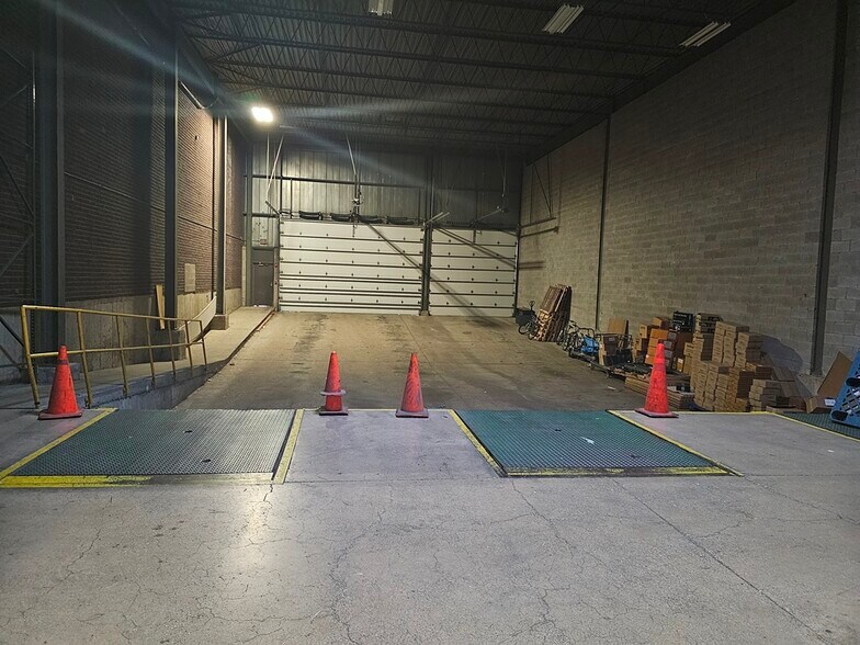 More Photos Of 3450-3464 W Touhy Ave, Skokie Warehouse For Lease