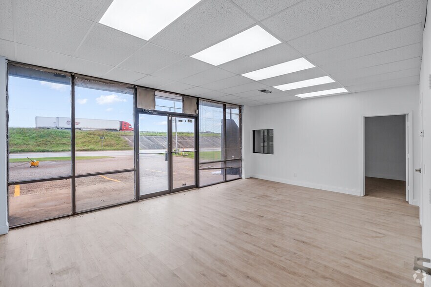 More Photos Of 9727-9733 South Fwy, Fort Worth Warehouse For Lease