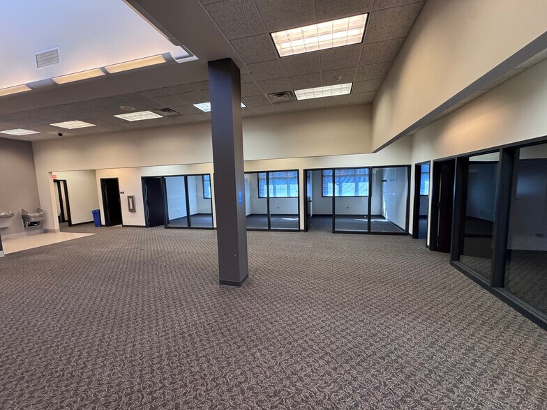 More Photos Of 2505 N Farnsworth Ave, Aurora Bank For Lease