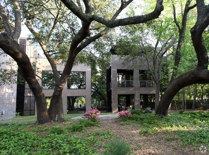 More Photos Of 710 Johnnie Dodds Blvd, Mount Pleasant Medical For Lease