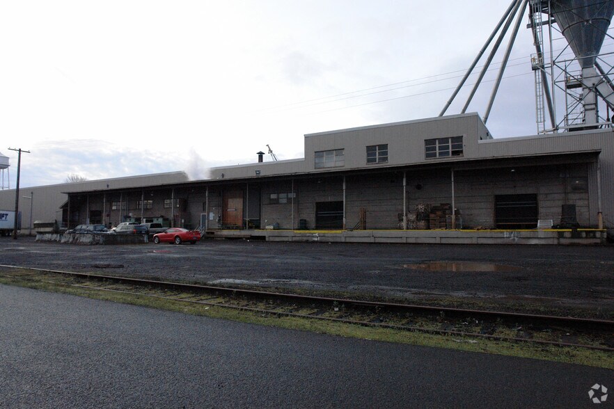 More Photos Of 9930 N Burgard Way, Portland Warehouse For Lease