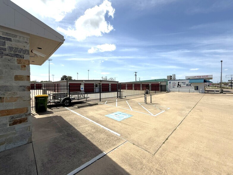 Primary Photo Of 801 W Brown St, Hearne Self Storage For Sale