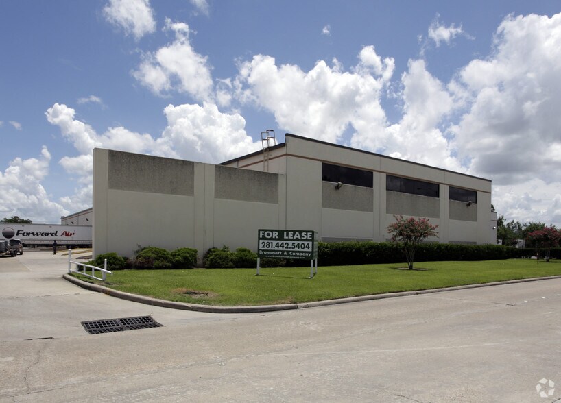 More Photos Of 16502-16514 Air Center Blvd, Houston Warehouse For Lease