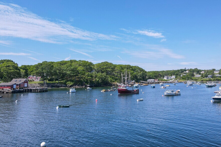 More Photos Of 146 State Route 32, New Harbor Hotel For Sale