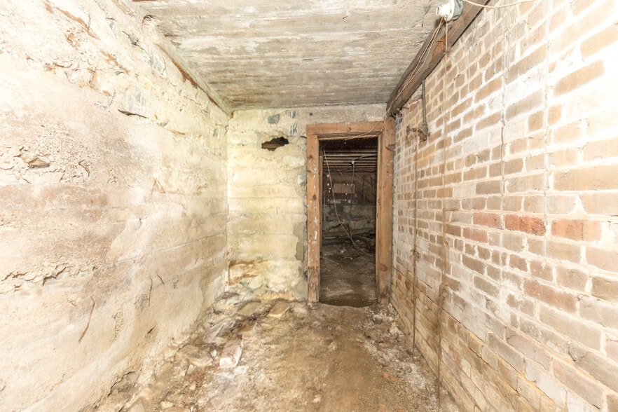 More Photos Of 1340 W Main St, Wytheville Loft Creative Space For Sale