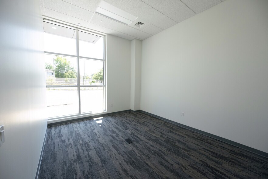 More Photos Of 1 Nassau Pl, Staten Island Warehouse For Lease