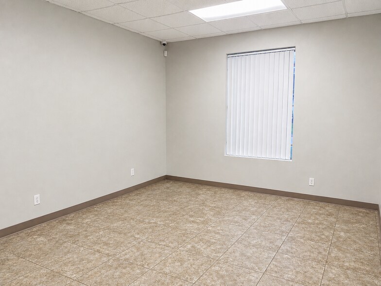More Photos Of 10801 Brooklet Dr, Houston Warehouse For Lease