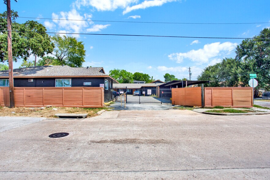 More Photos Of 7707 Glover St, Houston Apartments For Sale