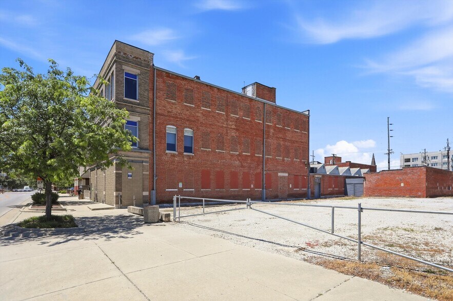 More Photos Of 536 E Market St, Indianapolis Office For Sale