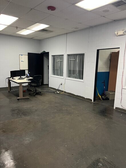 More Photos Of 1600 Airport Rd, Shenandoah Distribution For Lease