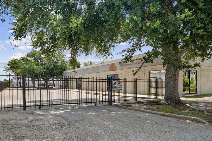 More Photos Of 9809 Rowlett Rd, Houston Showroom For Lease