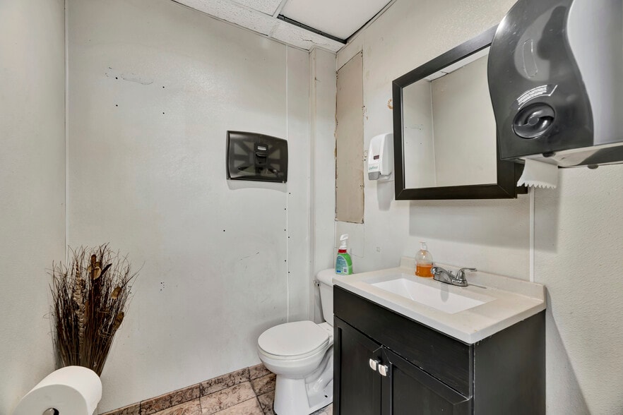 More Photos Of 804 N Lincoln St, Wilmington Storefront Retail Residential For Sale