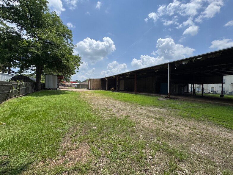 More Photos Of 1208 S Chestnut St, Lufkin Showroom For Sale