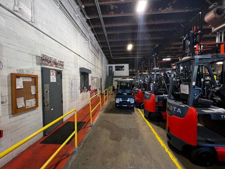 More Photos Of 560 Cynthia St, Jacksonville Warehouse For Sale