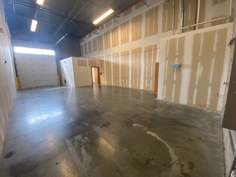 More Photos Of 658 Griffith Rd, Charlotte Warehouse For Lease