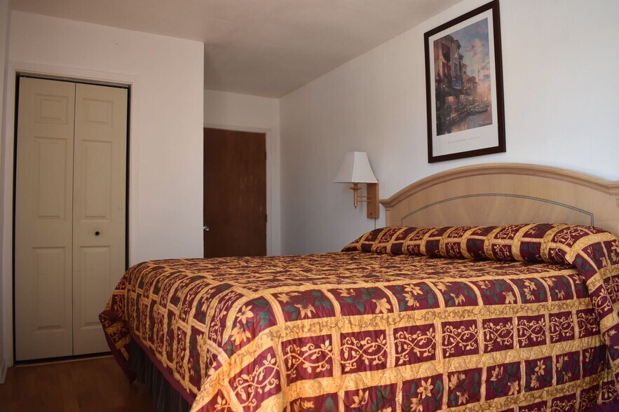 More Photos Of 512 E Riley St, Freer Hospitality For Sale