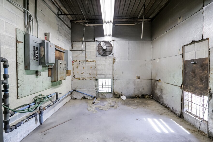 More Photos Of 2334 Production Dr, Indianapolis Warehouse For Lease