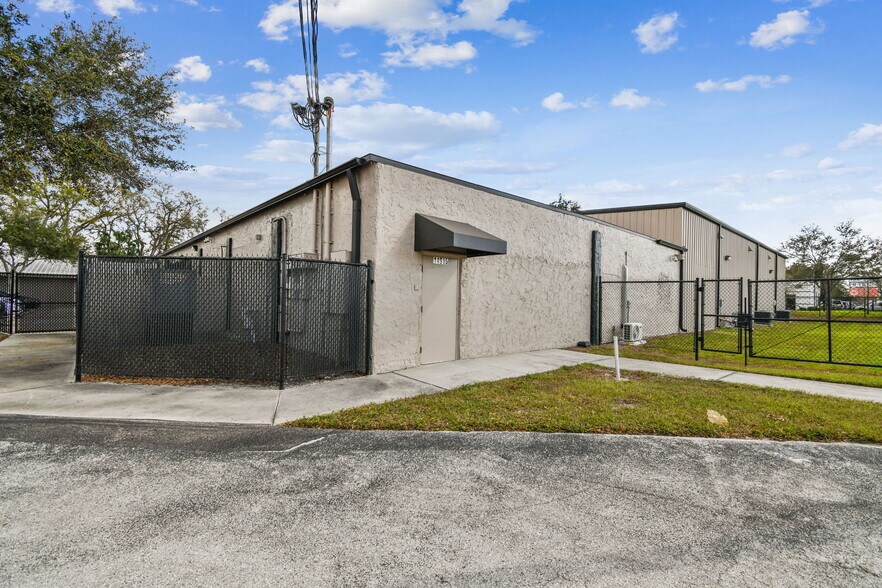More Photos Of 14915 N Nebraska Ave, Tampa Showroom For Sale
