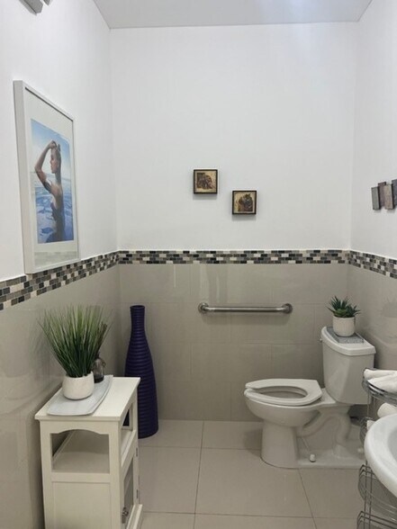 More Photos Of 2400 E Oakland Park Blvd, Fort Lauderdale Storefront Retail Office For Lease