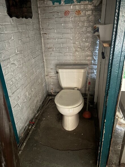 More Photos Of 824 Highland Ave, Lancaster Warehouse For Lease