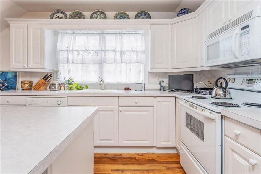 More Photos Of 538 NY-17A, Tuxedo Park General Retail For Sale