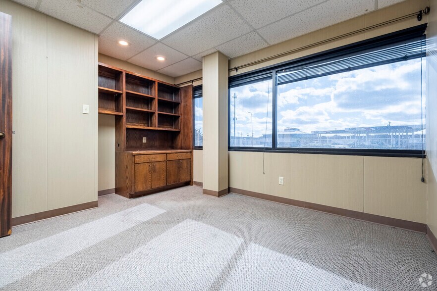 More Photos Of 2424 50th St, Lubbock Medical For Sale