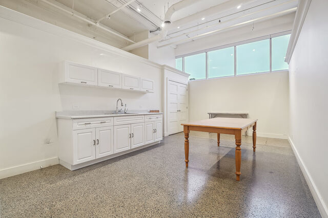 More Photos Of 4360 Ch de la Côte-de-Liesse, Mt Royal Showroom For Lease