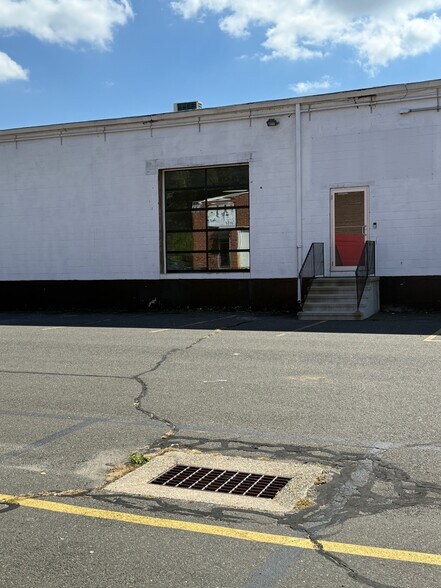 More Photos Of 635 New Park Ave, West Hartford Warehouse For Lease
