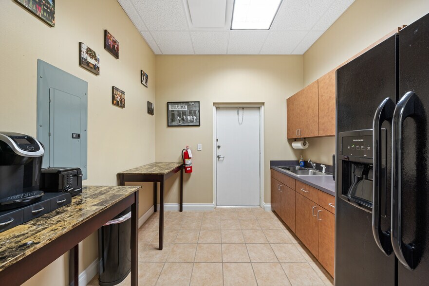 More Photos Of 17411 Bridge Hill Ct, Tampa Loft Creative Space For Sale