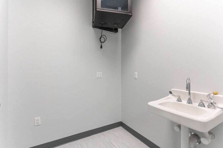 More Photos Of 11360 Pembrooke Sq, Waldorf Medical For Lease