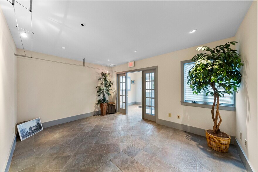 More Photos Of 3 Mapleton Rd, Princeton Office For Sale