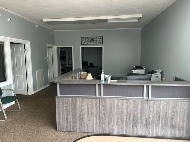 More Photos Of 403 E Wood St, Paris Office For Lease