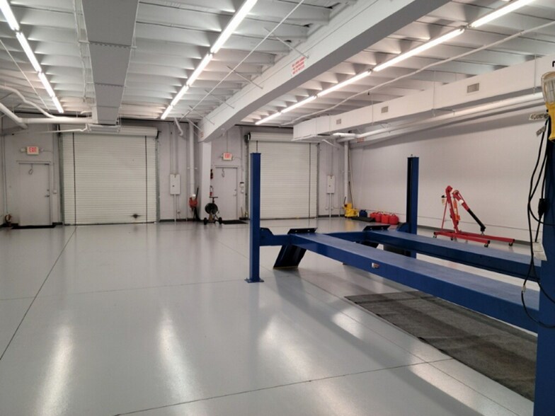 More Photos Of 2805 S Horseshoe Dr, Naples Showroom For Lease