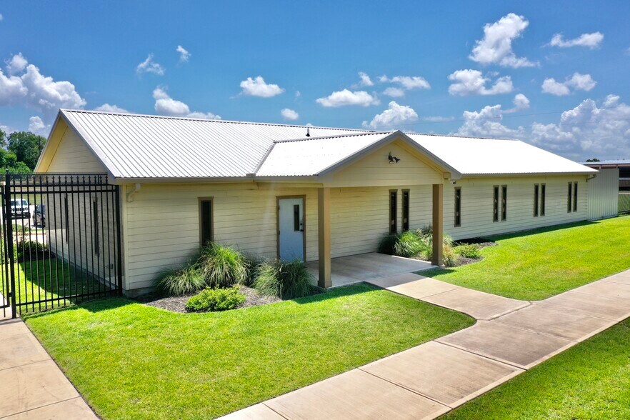 More Photos Of 4150 Highway 36 S, Brenham Shelter For Sale