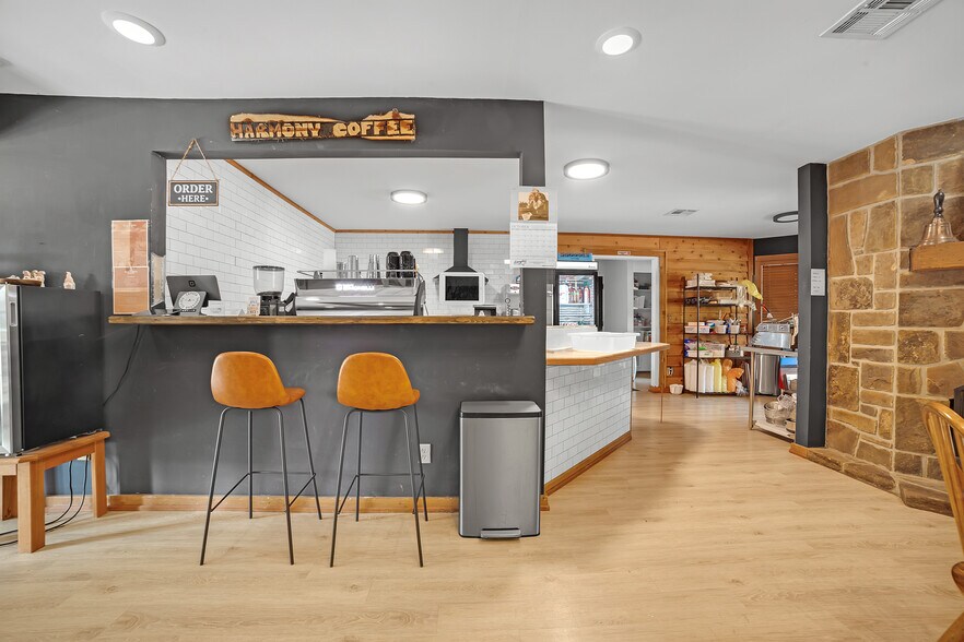 More Photos Of 446724 E 390 Rd, Langley Hotel For Sale