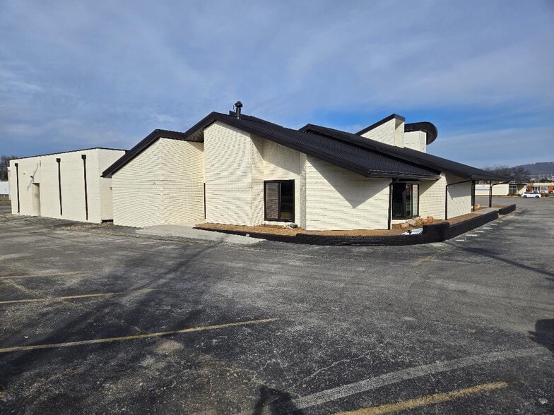 More Photos Of 2020 Country Club Ave NW, Huntsville Restaurant For Sale