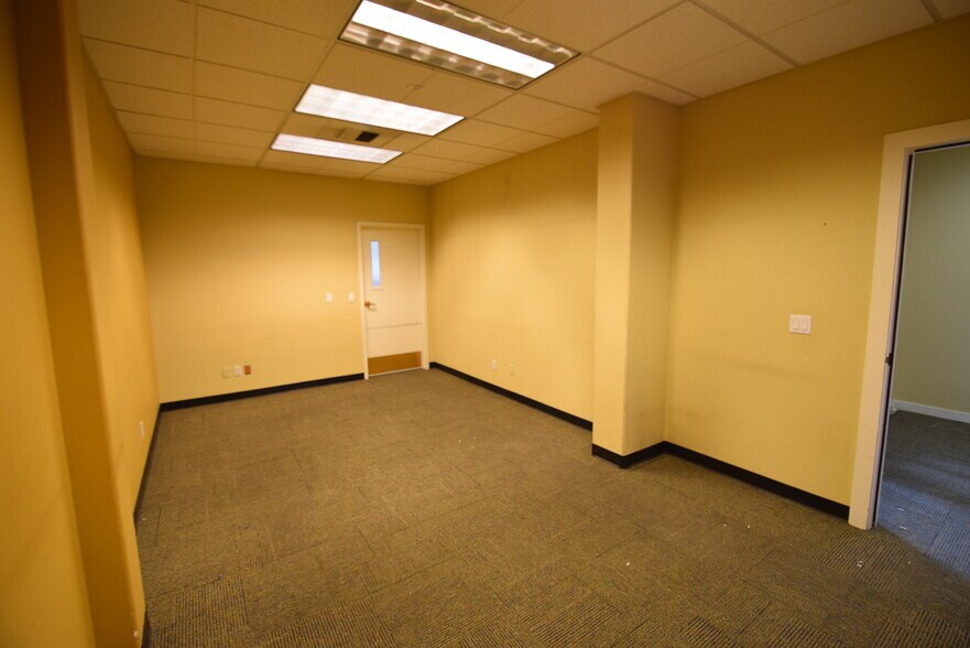 More Photos Of 63820 Clausen Rd, Bend Light Distribution For Sale