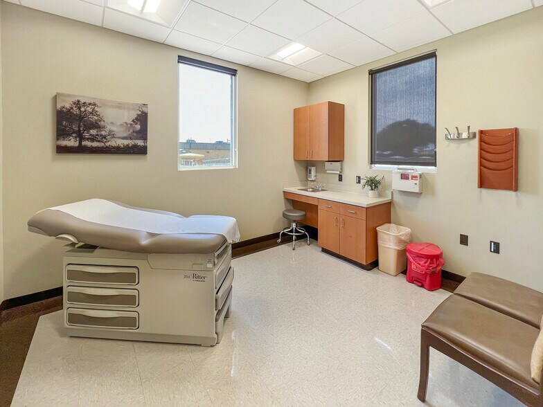 More Photos Of 598 Cactus St, Giddings Medical For Lease