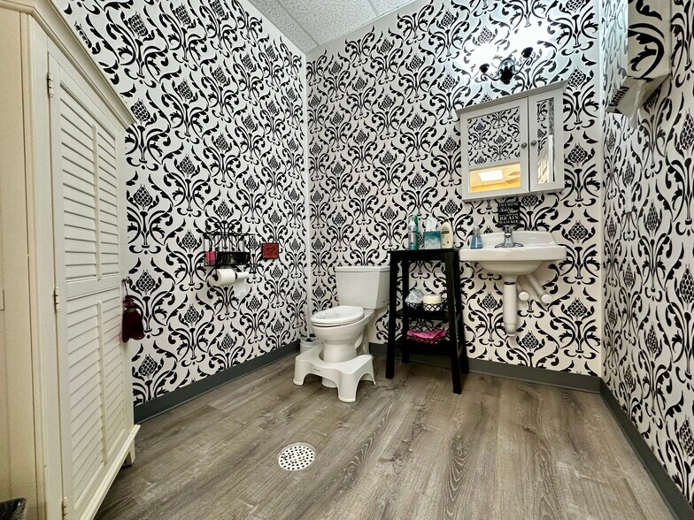 More Photos Of 4042 W 82nd Ct, Merrillville Office For Sale