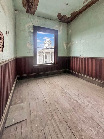 More Photos Of 200 S 3rd St, Leesville Hospitality For Sale